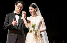 배다해, '이장원'과 결혼 2주년 자축···장난스러운 웨딩 화보