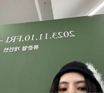 한소희, 류준열과 친분 있나···류준열 개인전에 등장
