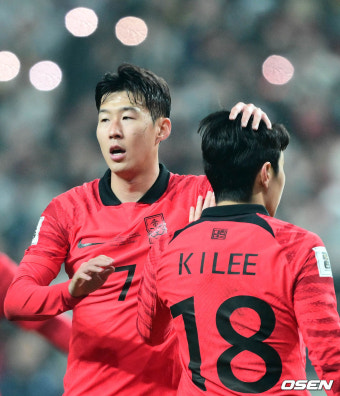 [사진]이강인 칭찬하는 캡틴 손흥민