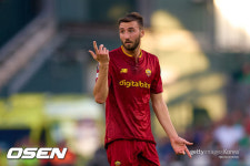 중원 보강 노리는 토트넘, 리그 12경기 풀타임 무리뉴 최애 선수 영입하나...이적료 424억 원 준비