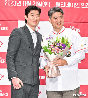 [사진]이숭용 SSG 신임 감독,'오태곤! 이번 시즌 잘해보자'