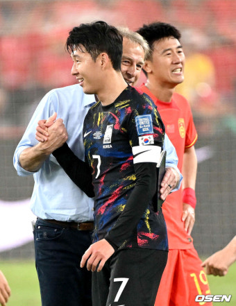 [사진]클린스만 감독, '손흥민과 중국전 3-0 완승 기쁨 나누며'