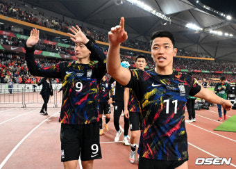 ‘흥민이 형한테서 떨어져’ 거친 ‘소림축구’에 대표팀 보디가드로 나선 황희찬 [이대선의 모멘트]
