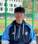 난 왜 이러고 있을까…사직역에서 본 박진형 유니폼, 새벽 6시부터 자정까지 이를 악문 이유