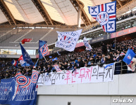 [사진]혼신의 응원을 펼치는 수원 삼성 축구팬들