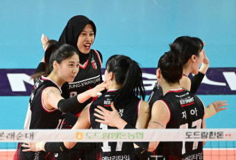 '메가+지아 쌍포 54점 대폭발' 정관장, 5연패 사슬 끊었다…페퍼저축은행에 14전 전승 행진 [대전 리뷰]