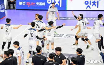 [사진]우리카드,'2연패 탈출하며 선두 탈환'