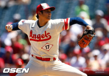 ‘초등학교에 글러브 6만개 기증’ 日 들썩인 오타니의 선행, 그런데 조선학교 차별 논란? “선물 바라는 것은 아니지만…”