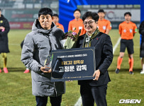 [사진]김포FC 고정운 감독,K리그2 감독상 수상