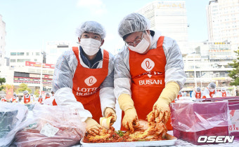 13년째 이어진 배추 1만포기 김장 봉사, 롯데자이언츠  나균안, 김원중, 윤동희, 김민석, 전미르도 참석 [이석우의 마!]