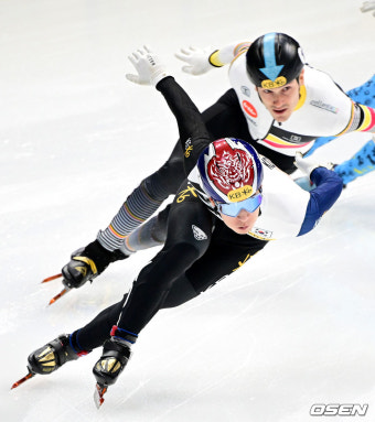 [사진]쇼트트랙 황대헌, '500m 예선 거침없는 질주'