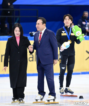 [사진]윤홍근 대한빙상경기연맹 회장, '스케이트 타고 쇼트트랙 월드컵 시상'