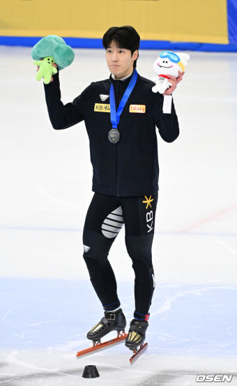 [사진]쇼트트랙 황대헌, '월드컵 1000m 2위 거머쥐고'