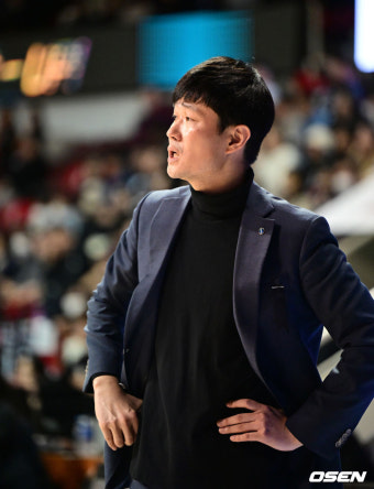 [사진]강혁 감독대행, '끝까지'