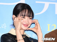 [단독] 15년간 누적 기부금 37억..신민아, 김우빈이 반한 진짜 천사 (종합)