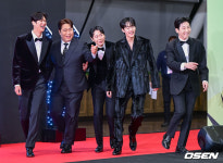 [사진]김종민 약올리며 등장하는 1박2일 멤버들