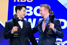페디 바꿔놓은 그곳으로…연봉 계약도 미루고 미국 간 문동주, 신인왕 프리미엄 기대된다