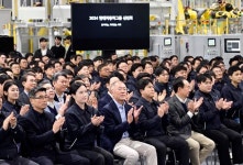 변화를 통한 지속 성장...정의선 회장, 국내 첫 전기차 전용공장에서 신년회