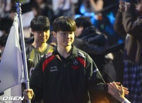 [LCK] 황족 자존심 지킨 ‘’페이커’ 이상혁의 ‘팀 미드’, 팀 원딜 울리고 시즌 오프닝 결승 선착