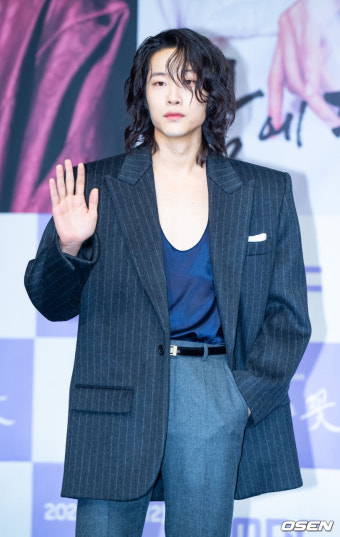 [사진]이종원,'카리스마 넘치는 손인사'