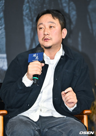 [사진]질문에 답하는 영화 '파묘' 장재현 감독