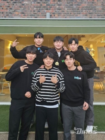 NC 천재환-박주찬-김태현-김수윤-최보성-신용석, 일일카페 수익금 복지관 기부