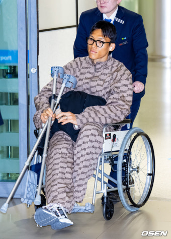 [사진]김승규,'부상으로 휠체어 타고 이른 귀국'