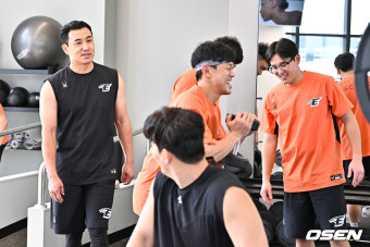 [사진]한화 이적 김강민,'활기차 분위기 솔선수범'