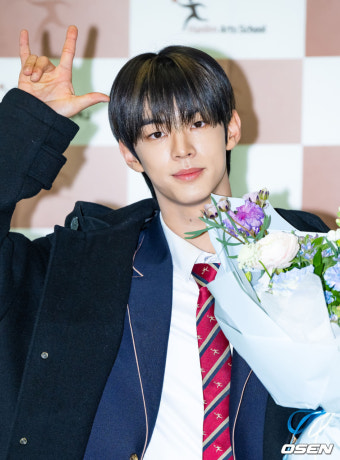 [사진]투어스 도훈,'오늘 졸업해요'
