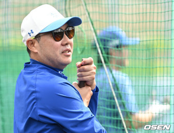 [사진]이재현 훈련 지켜보는 박진만 감독