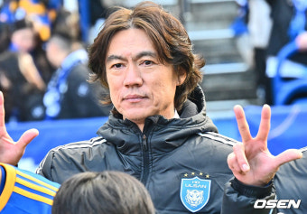 [사진] 시즌 첫승 기념촬영하는 홍명보 감독