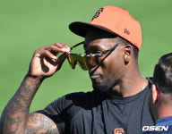 [사진]관계자와 이야기 나누는 호르헤 솔레어