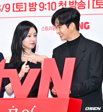 [사진]김수현,'김지원 손보며 웃음꽃 활짝'