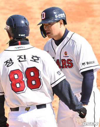 [사진]적시타 김재환, '시범경기 뜨거운 타격감'