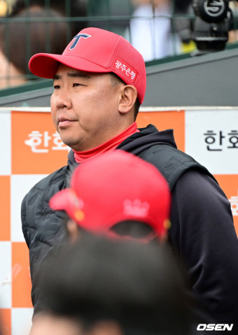 [사진]그라운드 주시하는 KIA 이범호 감독