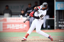 ‘왕의 귀환’ 로하스 첫 홈런 폭발! KT, SSG에 전날 패배 설욕…동현·영현 4이닝 KKKK 합작 [수원 리뷰]