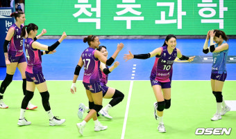 [사진]현대건설 3-0으로 잡아낸 흥국생명, '우승 경쟁 끝까지 간다'