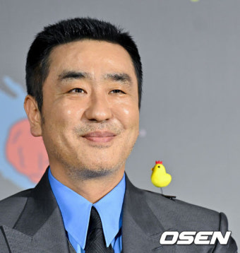 “경쟁작=‘테이큰’의 리암 리슨?”…류승룡X이병헌 감독표 '참신' 코미디 ‘닭강정’ [종합]