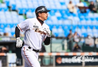 한화 이적 첫 안타 신고, 쑥스러운 최고참 김강민 