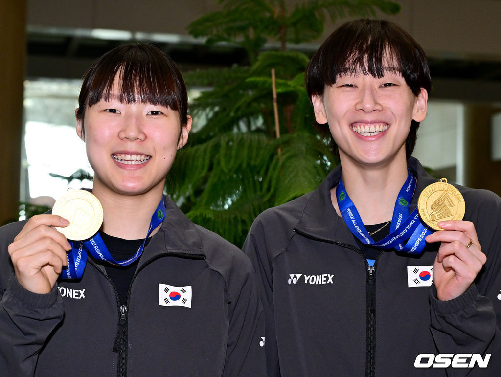 한국 배드민턴 선수들, 이소희와 백하나, HSBC BWF 월드 투어 파이널스 2024에서 우승!