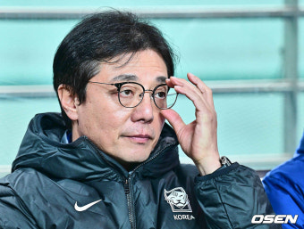 [사진] 경기 지켜보는 황선홍 감독