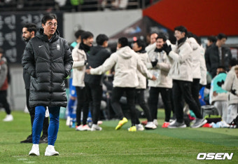 [사진]황선홍 감독,'무승부 기뻐하는 태국 이시이 감독 뒤로 한 채'