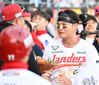 [사진]추신수,'이숭용 감독님께 첫 승 축하 꽃다발'