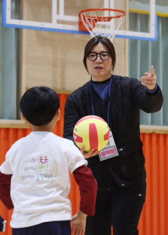장미란 차관, 최광희와 '늘봄학교' 일일강사로.. 체육 프로그램 운영 현장 점검