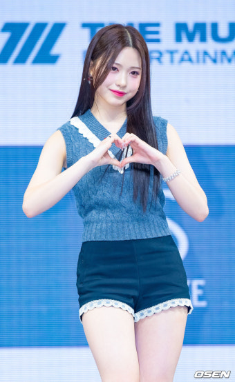 [사진]리센느 제나,'CG 미모 뽐내며 손 하트'