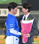 [사진]박용택,대기록 쓴 강민호 대단해