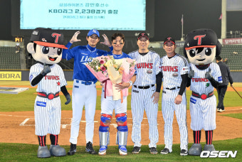 [사진]구자욱-김현수-오지환,'강민호 선배 대기록 축하해요'