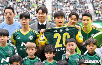 [사진]전주성 찾은 이동국,'전북 김진수-송민규-김태환과 함께'