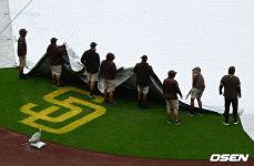 [사진]방수포 안 그라운드 체크하는 펫코파크 관계자