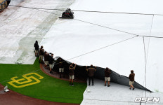 [사진]펫코파크, 그라운드 정비중